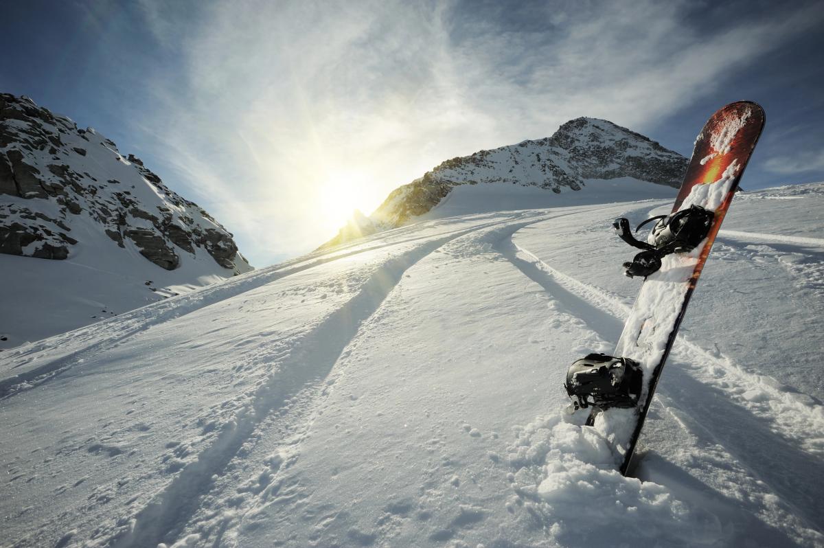 A snowboarder died in the mountains of Switzerland / / photo ua.depositphotos.com