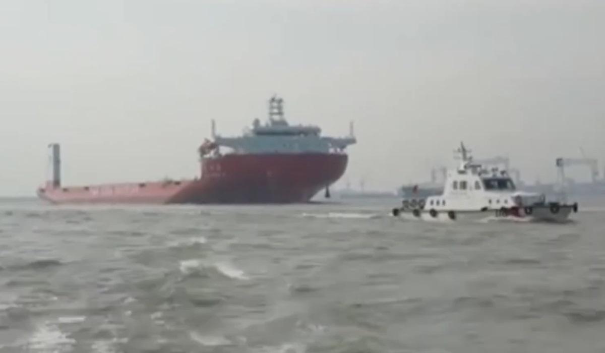 Китай постоил крупнейшее в мире грузовое судно, способное работать в полярных водах (фото) Китай постоил крупнейшее в мире грузовое судно, способное работать в полярных водах (фото)