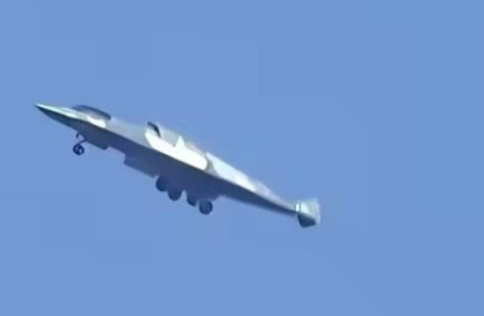 Літак більший за двомісний винищувач п'ятого покоління J-20S / фото @FaySue6 Літак більший за двомісний винищувач п'ятого покоління J-20S / фото @FaySue6