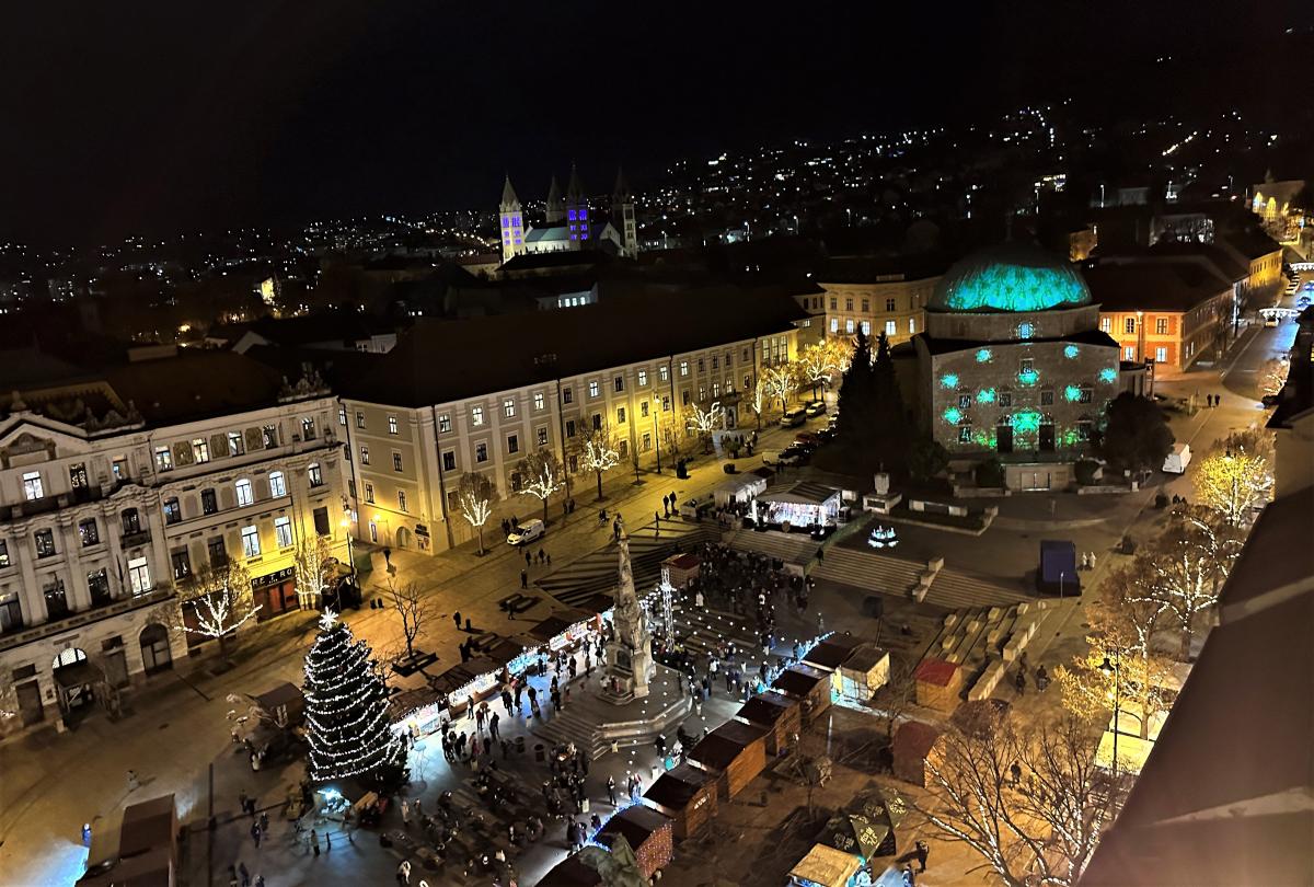 Печ прекрасно выглядит в любое время года и суток / фото Натальи Петервари