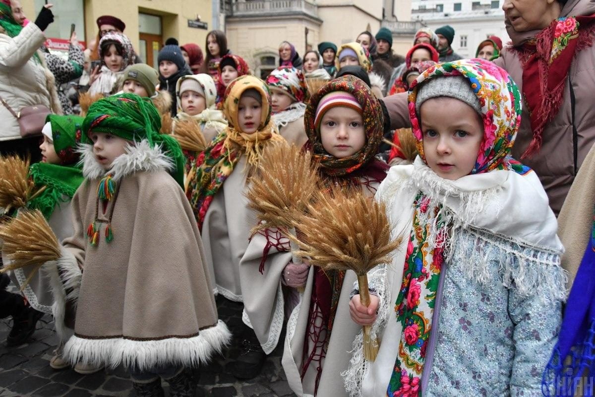 Фото У Львова встановили головного дідуха міста 24 грудня 2024