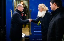 Шольц відповів, що було у його сріблястій валізі