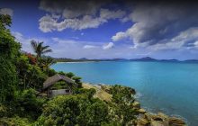 Російську акторку змило гігантською хвилею під час йоги на скелі в Таїланді