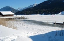 Изысканная еда и прекрасные пейзажи: назван городок в Европе с природным катком