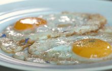 Скільки часу смажити яєчню: експертка розповіла про швидкий спосіб приготування