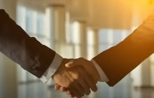 "Это вызывает обиду": эксперт назвал случаи, когда не стоит вести бизнес с друзьями