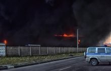 У Росії заявили про масовану атаку дронів: горіли НПЗ, було закрито 13 аеропортів (відео)