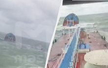 Возле Крыма тонут два российских танкера: один из них разорвало пополам (видео)