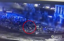 Мужчина повредил флаги и фото погибших украинских воинов на Майдане (видео)