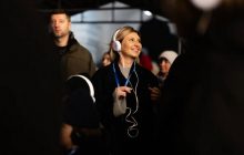 Чорне пальто і білі навушники: Олена Зеленська зачарувала стильним образом