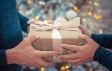 Пять подарков, которые нельзя дарить на Новый 2025 год: так вы заберете счастье у человека