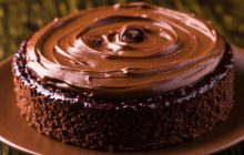 Шоколадный бисквит с нежным муссом: Мэри Берри поделилась рецептом торта на Рождество