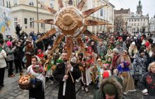 У центрі Львова встановили чотириметрового різдвяного дідуха (фоторепортаж)