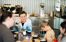 Телеведучий, мандрівник Дмитро Комаров здійснив мрію дітей, батьки яких загинули через війну