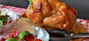 Курка вийде з королівською рум'яною скоринкою: ось чим змастити за добу до запікання