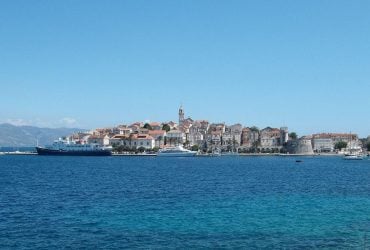 Красивые пейзажи и средневековые дома: назван остров в Хорватии для идеального путешествия