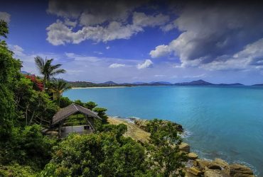 Российскую актрису смыло гигантской волной во время йоги на скале в Таиланде