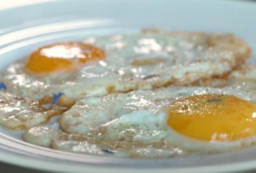 Сколько времени жарить яичницу: эксперт рассказала о быстром способе приготовления