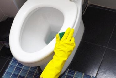 Удалит самые стойкие пятна: эксперт объяснила, как забрать известковый налет в унитазе