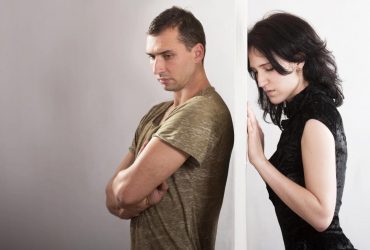 Как распознать, что партнер несчастлив в отношениях: четыре тревожных сигнала