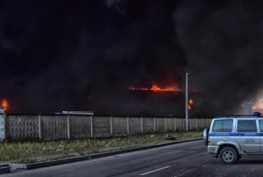У Росії заявили про масовану атаку дронів: горіли НПЗ, було закрито 13 аеропортів (відео)