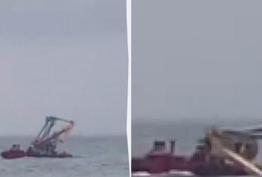 A Russian floating crane sank in Crimea (video)