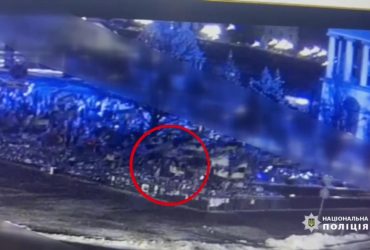 Мужчина повредил флаги и фото погибших украинских воинов на Майдане (видео)