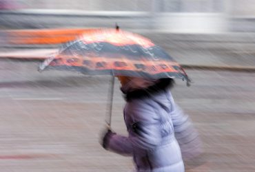 Синоптик попередив про дощі, сніг та вітер в Україні: де погода буде найбільш неприємною