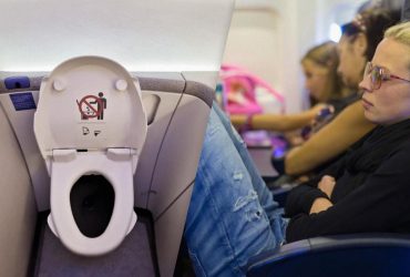 Почему лучше не пользоваться туалетной бумагой в самолетах: стюардесса раскрыла правду