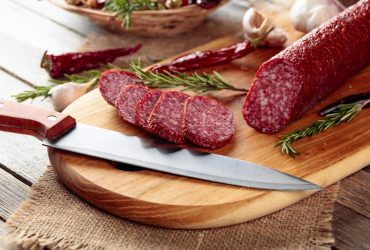 Чому ковбасу нарізають навскоси: не просто так