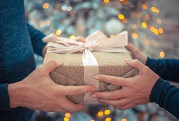 П'ять подарунків, які не можна дарувати на Новий 2025 рік: так ви заберете щастя у людини