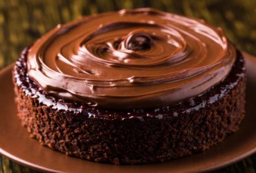 Шоколадный бисквит с нежным муссом: Мэри Берри поделилась рецептом торта на Рождество