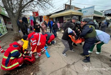 Росіяни вдарили по центральному ринку в Нікополі: є постраждалі