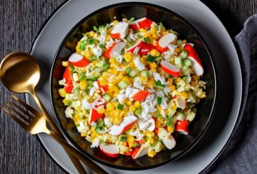 Необычный салат с крабовыми палочками: четыре простых рецепта