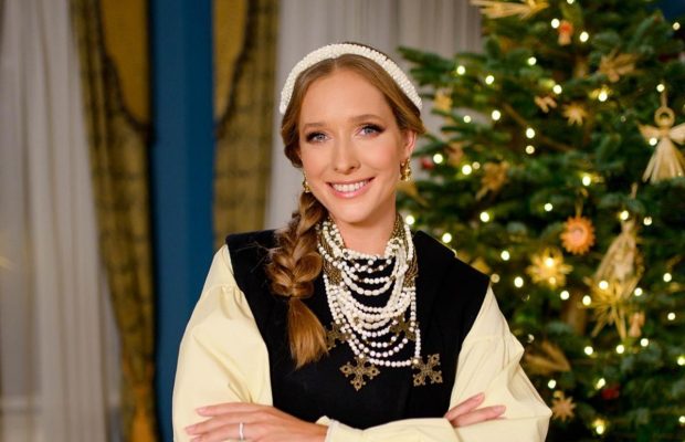 Катерина Осадча показала, як молодший син допомагає прикрашати ялинку