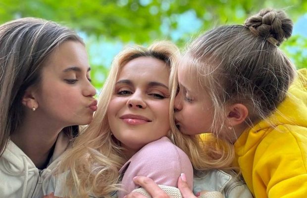 "Ви би бачили ці емоції": Лілія Ребрик показала, як прикрашала ялинку з трьома доньками (фото)