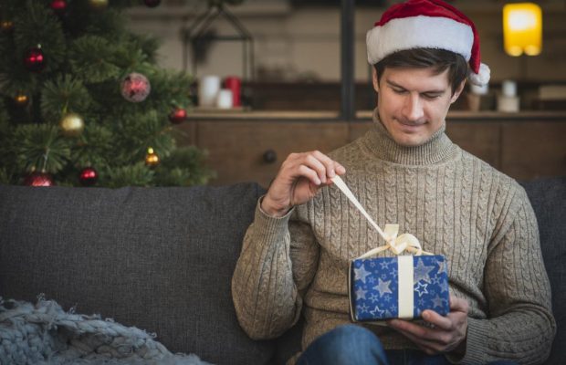 Что подарить мужу на Новый год: 25 идей, из которых ему точно что-то понравится