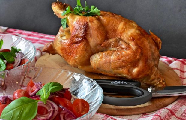 Курка вийде з королівською рум'яною скоринкою: ось чим змастити за добу до запікання