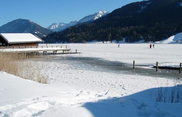 Вишукана їжа та прекрасні краєвиди: названо містечко у Європі з природною ковзанкою