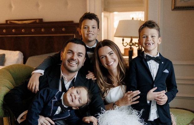 Григорій Решетнік показав, як прикрасив ялинку з дружиною та синами (відео)