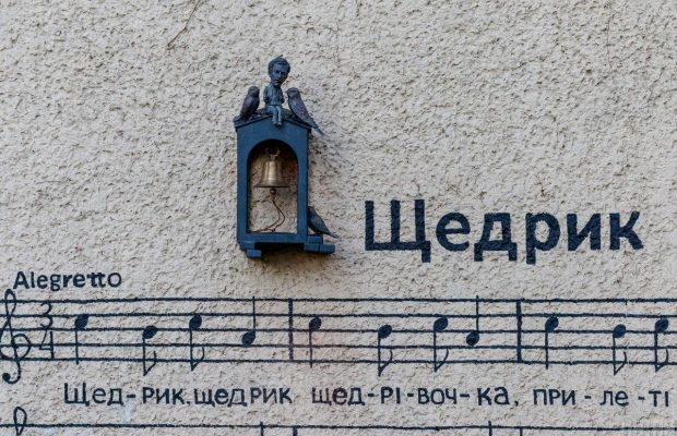 В Ужгороді з'явилася мініскульптурка на честь автора легендарного "Щедрика" (фоторепортаж)