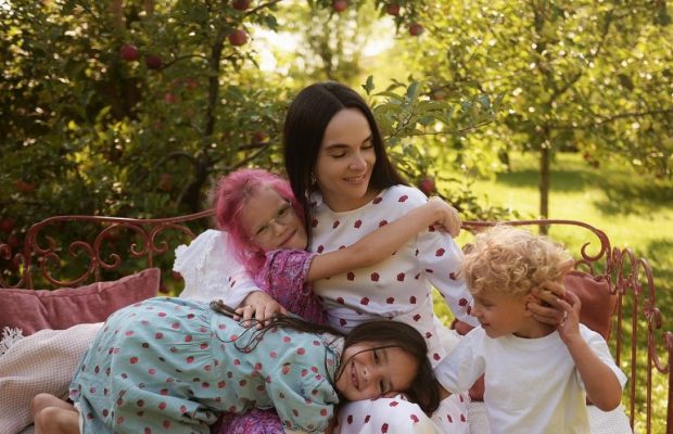 Інна Мірошниченко показала особливу зарядку з названим сином