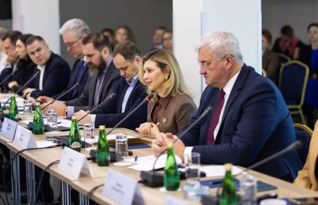 Елена Зеленская поразила стильным образом в трендовом коричневом цвете