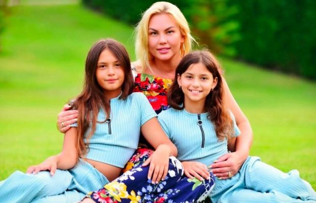 Камалія зізналася, як переживає розлуку з 11-річними доньками