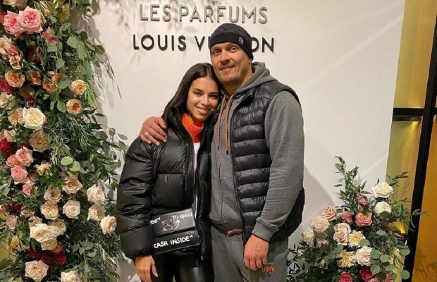 "Кохаю": дружина Усика привітала чоловіка з перемогою над Ф'юрі