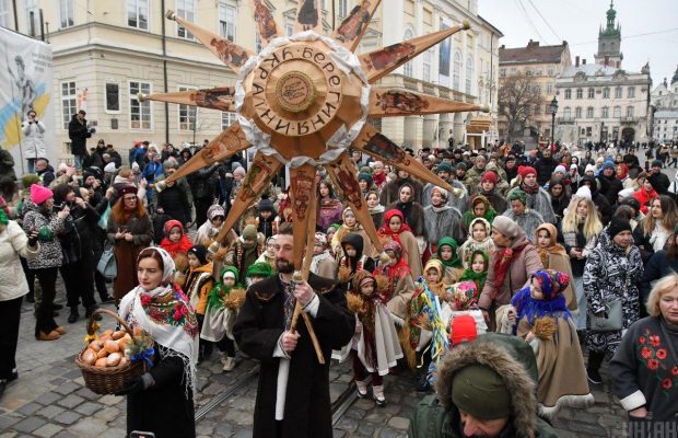 У центрі Львова встановили чотириметрового різдвяного дідуха (фоторепортаж)