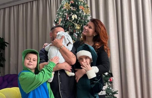 Монатік вперше показав свою третю дитину