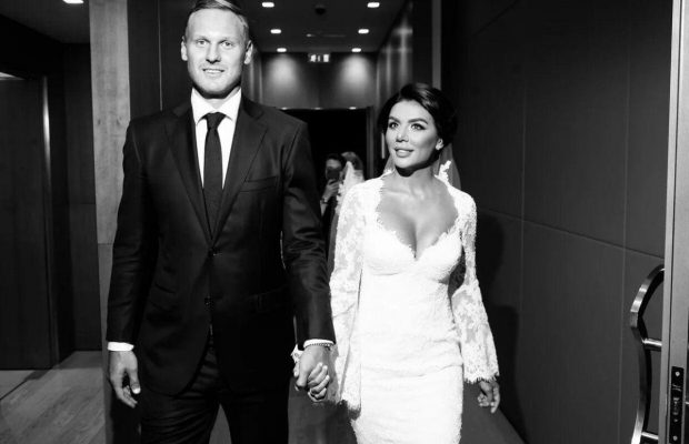 Мовчунка та зрадниця Сєдокова показала реакцію свого сина на смерть ексчоловіка (фото)