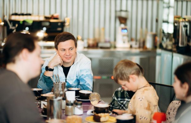 Телеведучий, мандрівник Дмитро Комаров здійснив мрію дітей, батьки яких загинули через війну