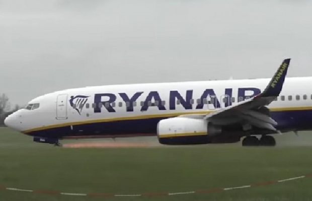 Літак Ryanair, що прямував до Австрії, приземлився у Чехії: що трапилось